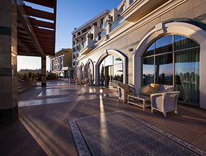 Merit Royal Hotel Günbatımı Avlu Giriş Güneş Kıbrıs